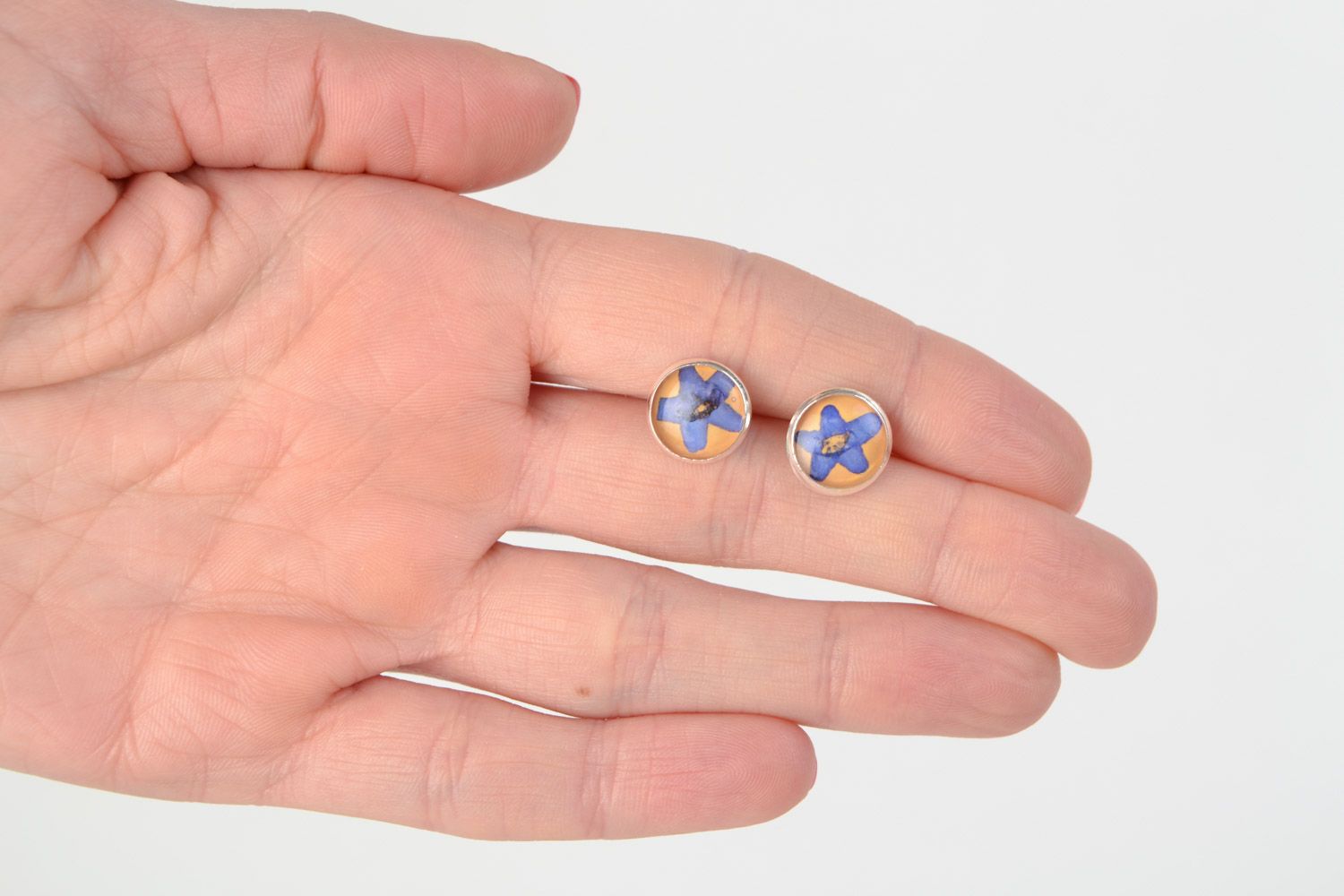 Handmade round stud earrings with dried flowers coated with jewelry resin photo 2