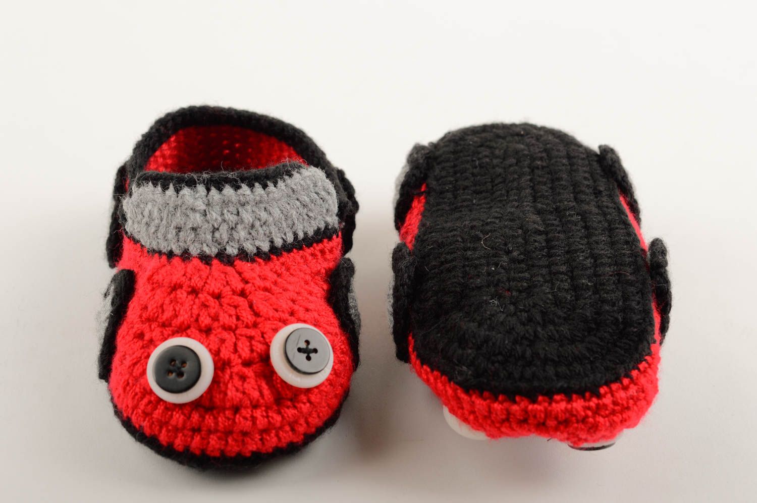 Chaussons bébé fait main au crochet voitures rouges Vêtement bébé garçon photo 3