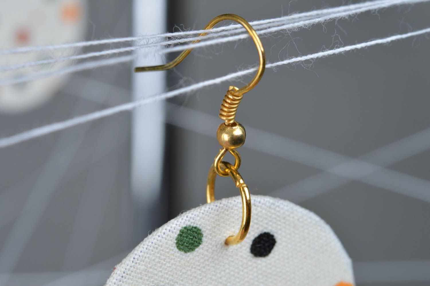Bunte stilvolle Textil Ohrringe mit Punkten handmade Schmuck für Frauen foto 4