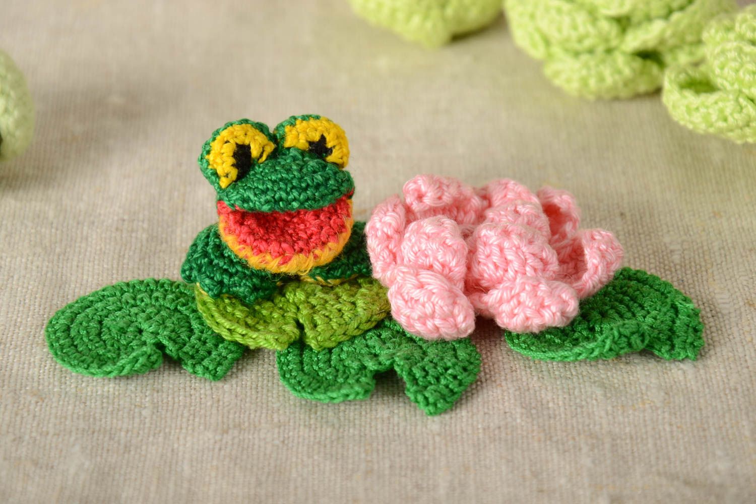 Jouet grenouille Peluche faite main Déco maison tricoté au crochet en coton photo 1