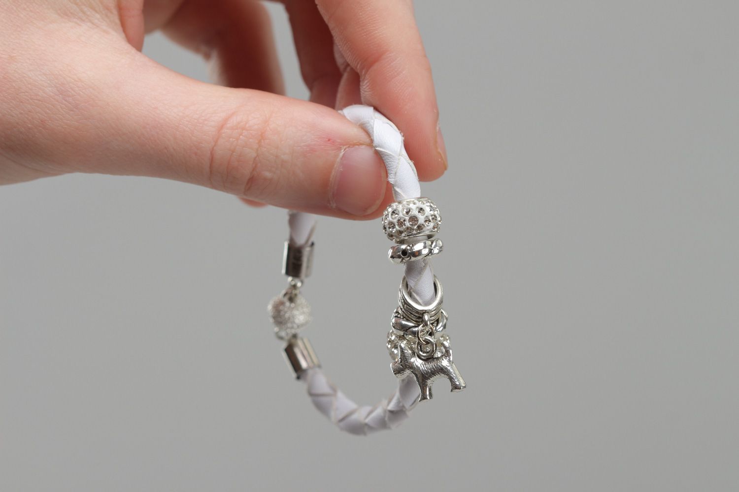 Bracelet fait main blanc de cuir artificiel avec pendeloque en forme de chien photo 5