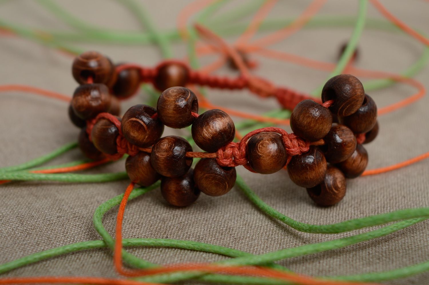 Bracelet en cordon tressé étroit brun et rouge fait main avec perles en bois photo 2