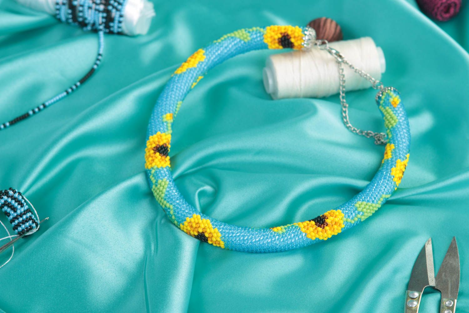 Collier spirale Bijou fait main bleu et jaune perles de rocaille Cadeau femme photo 1