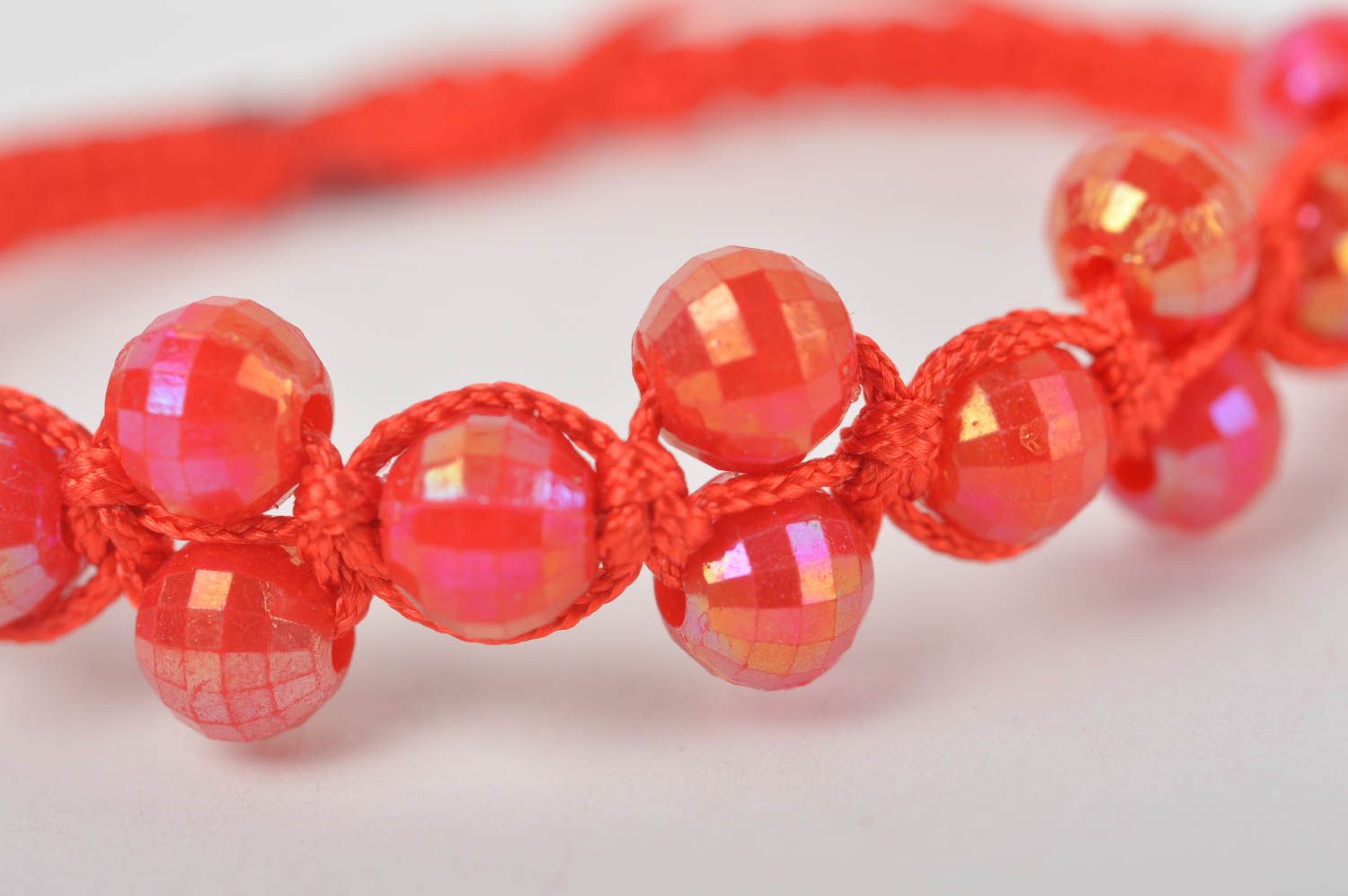 Bracelet rouge Bijou fait main tressé cordons perles plastiques Cadeau enfant photo 2