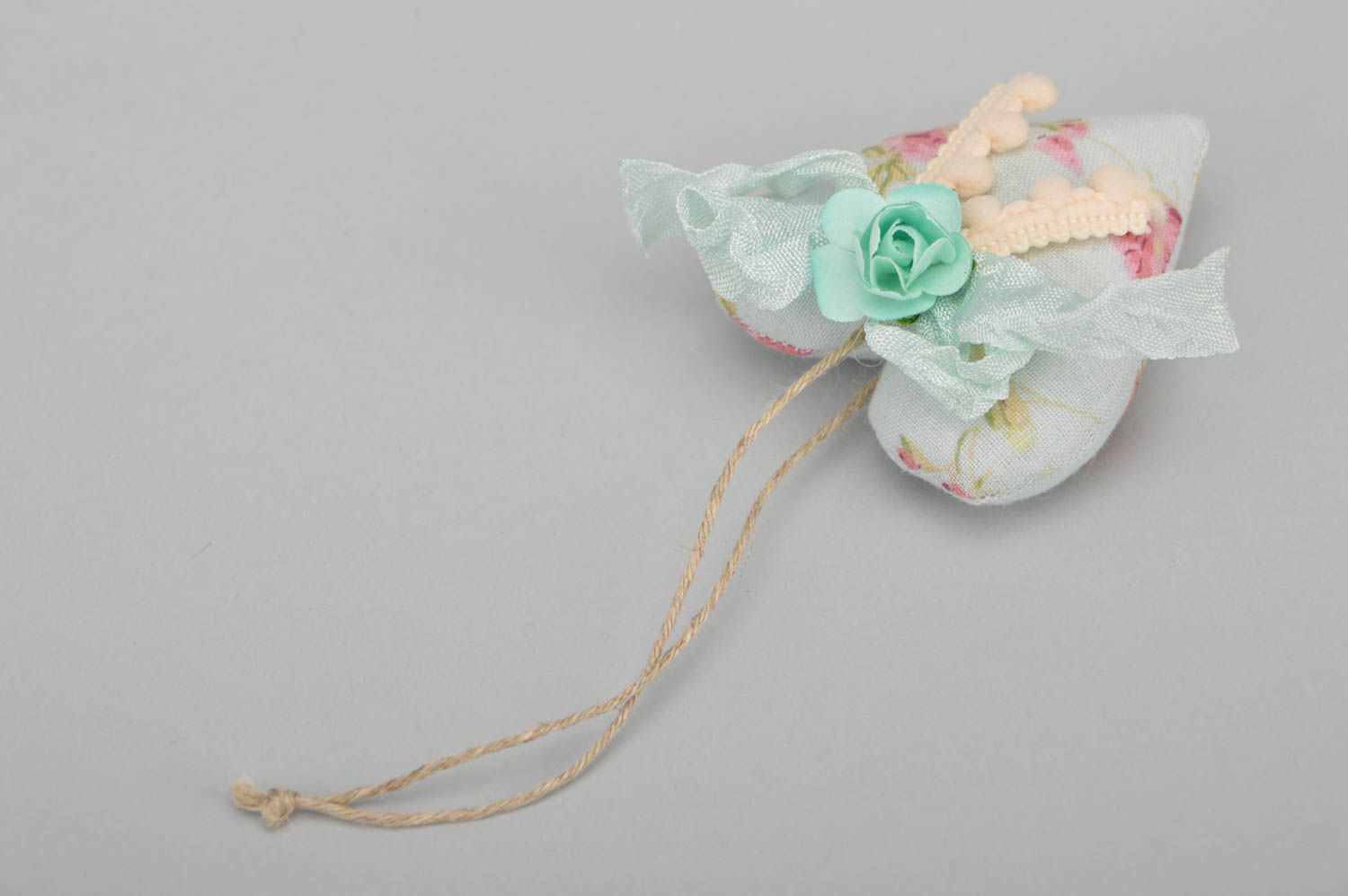 Colgante decorativo corazón textil con flores y aroma de vainilla artesanal foto 3