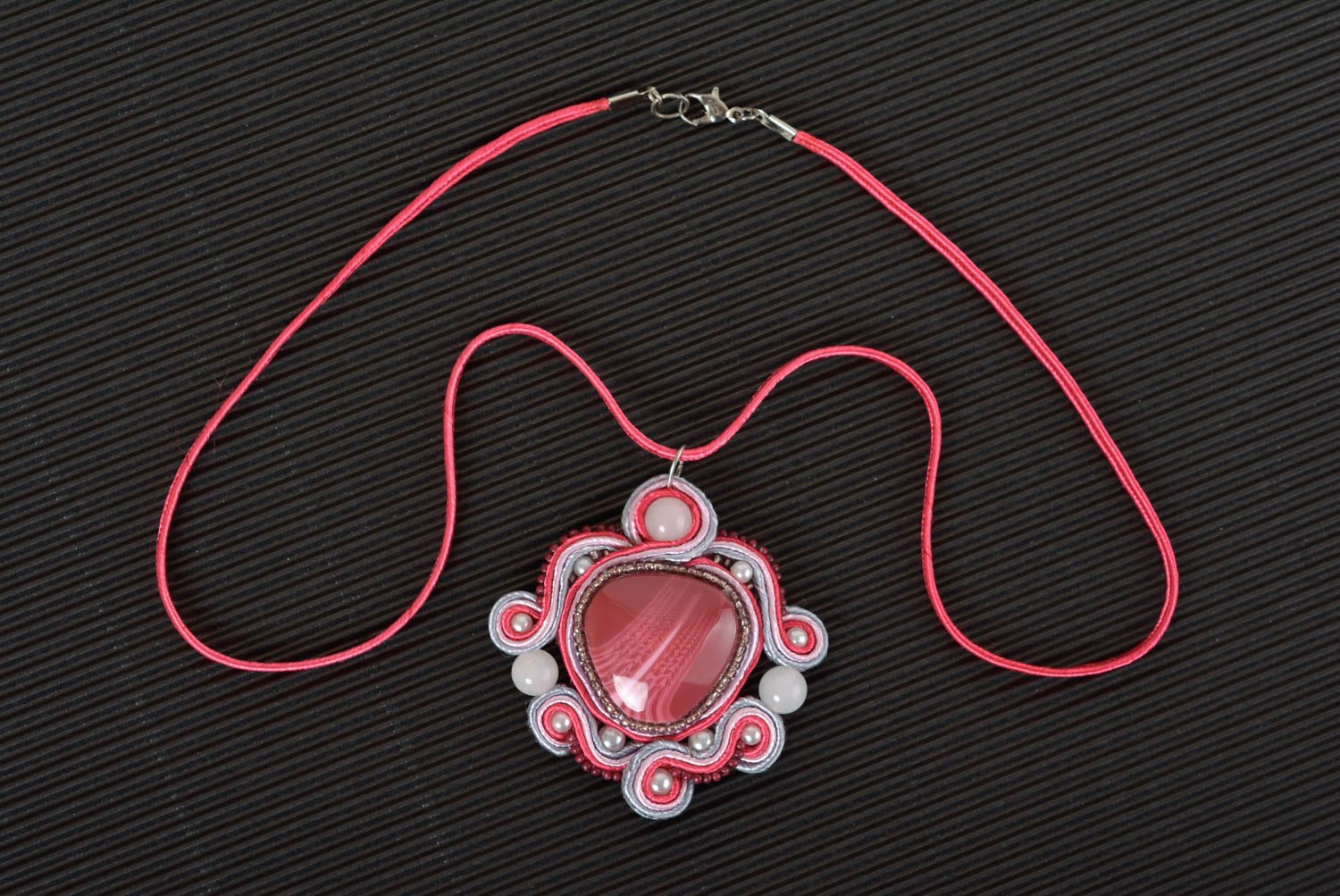 Pendentif design Bijoux fait main Accessoire femme avec quartz rose soutache photo 2