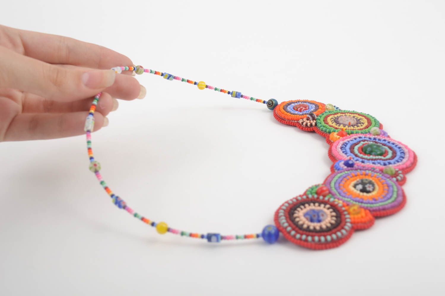 Колье из бисера украшение ручной работы яркое разноцветное ожерелье из бисера фото 5