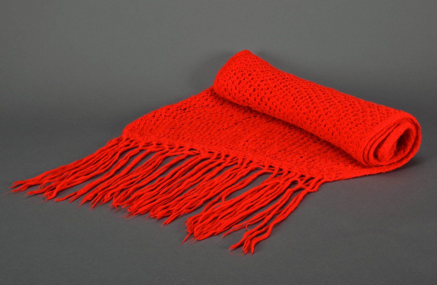 Écharpe tricotée en laine de couleur rouge photo 3