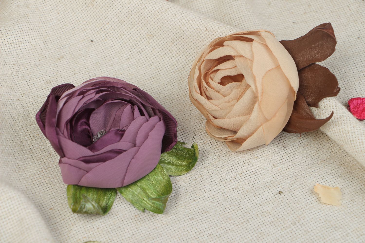 Conjunto de broches de tela artesanal de mujer con forma de flores con hojas de cuero de color lila y crema 2 piezas foto 5