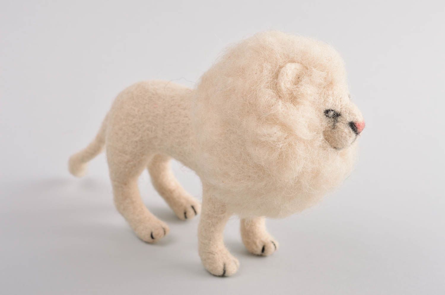 Jouet lion blanc Peluche faite main en laine feutrée Cadeau pour enfant photo 2