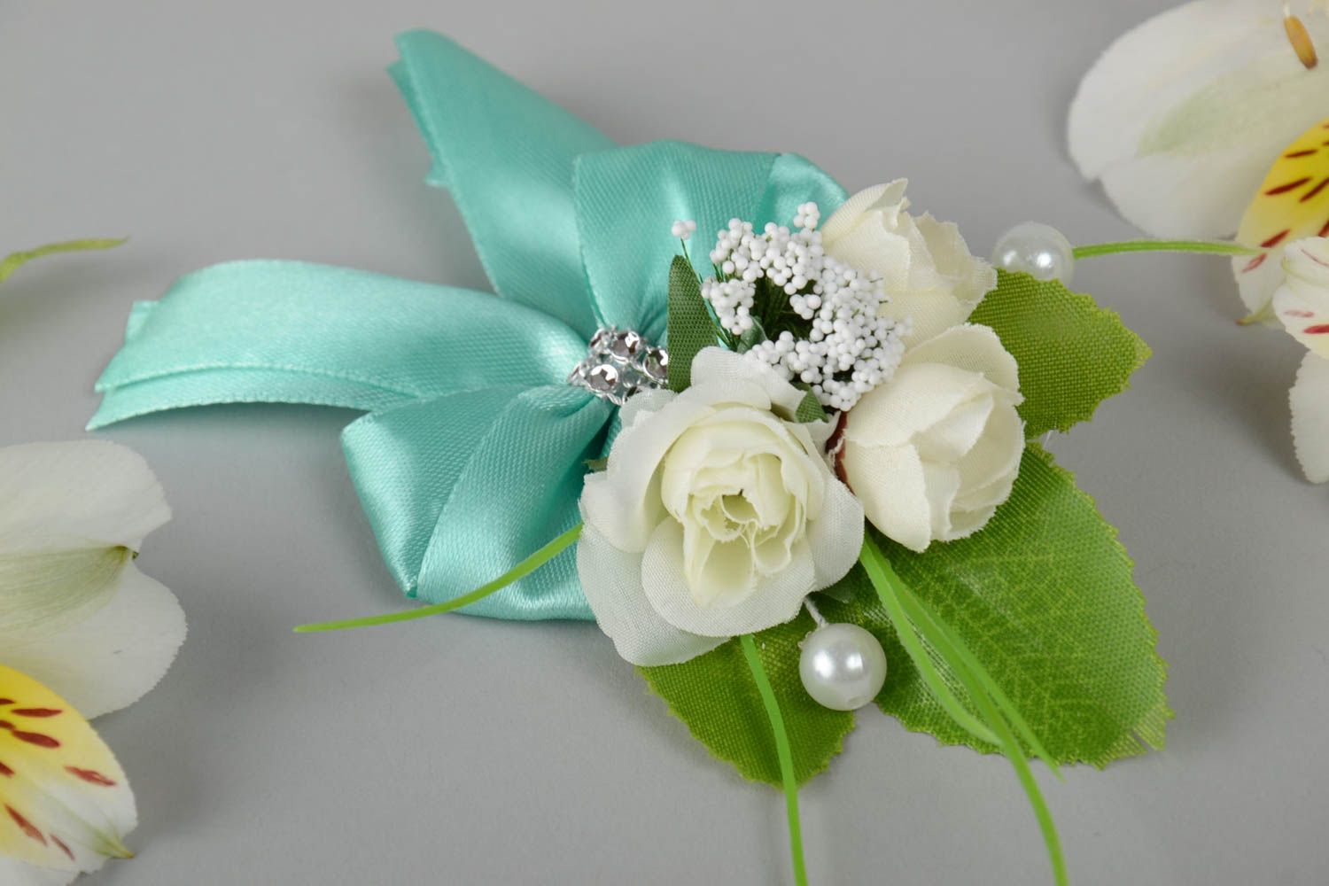 Hochzeit Boutonniere mit Blumen aus Atlasband handmade mit Rosen für Brautpaar foto 1