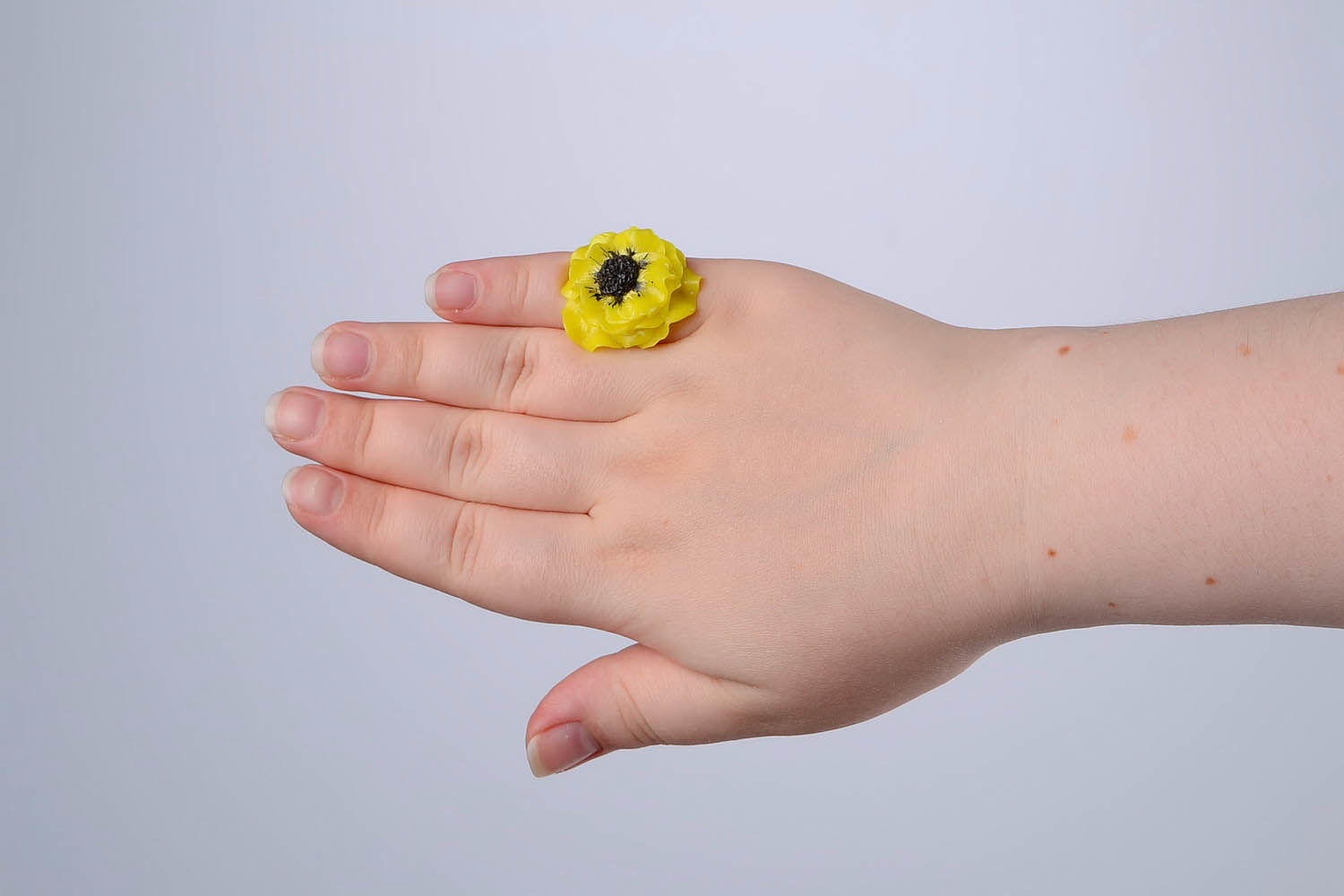 Anel com uma flor de argila de polímero  foto 5