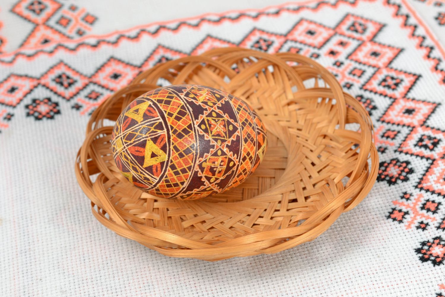 Huevo pintado a mano, decoración de Pascua foto 1
