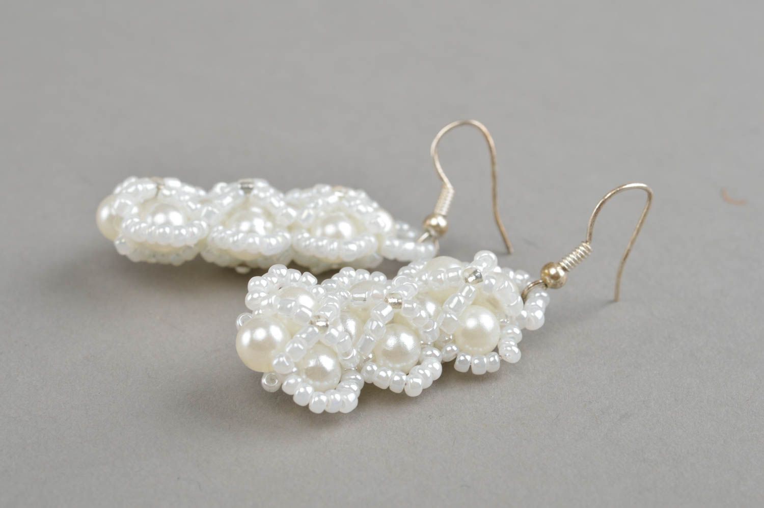Boucles d'oreilles en perles de rocaille et fausses perles blanches faites main photo 3