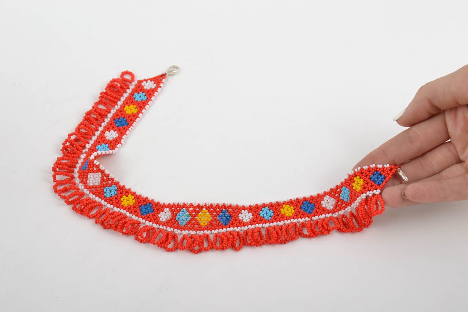 Large collier en perles de rocaille tchèques rouge motif losanges fait main photo 5