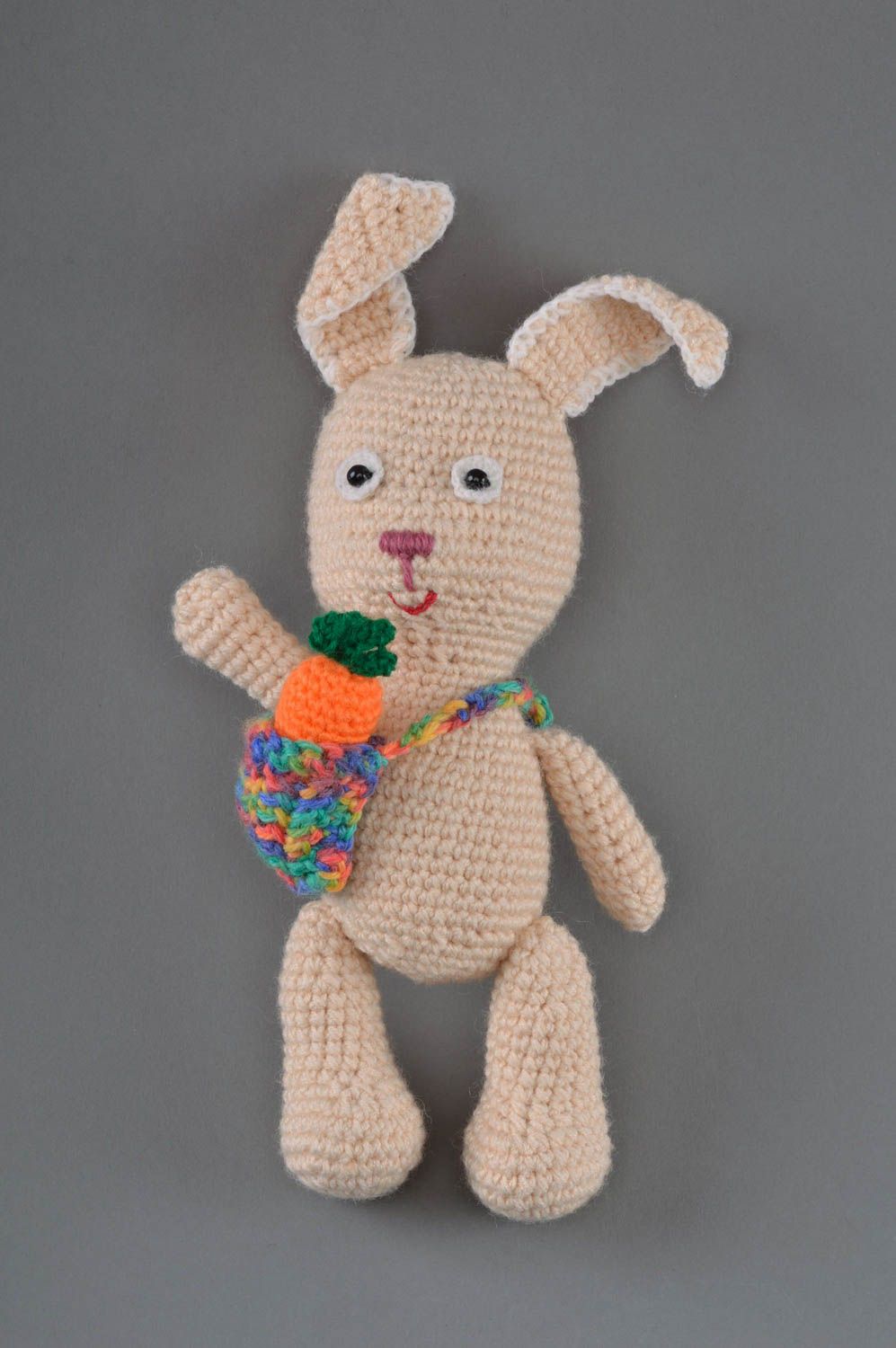 Мягкая игрушка ручной работы в виде зайчика с морковкой из акрила и вискозы фото 1
