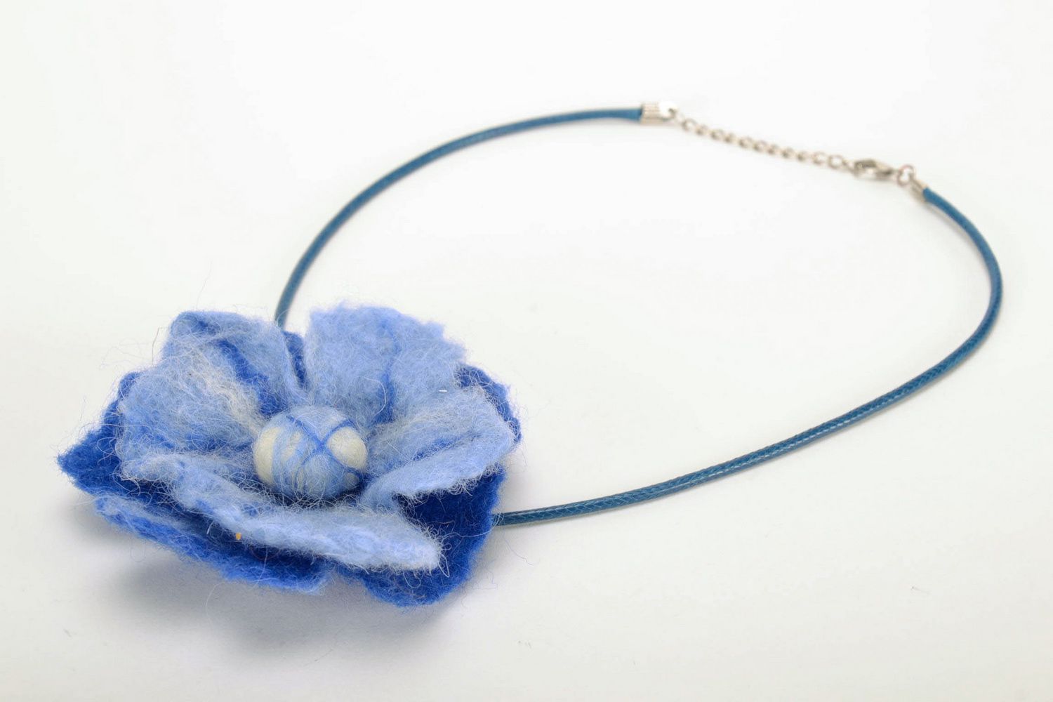 Pendentif fleur bleue Bijou fait main en laine feutrée Cadeau femme original photo 4