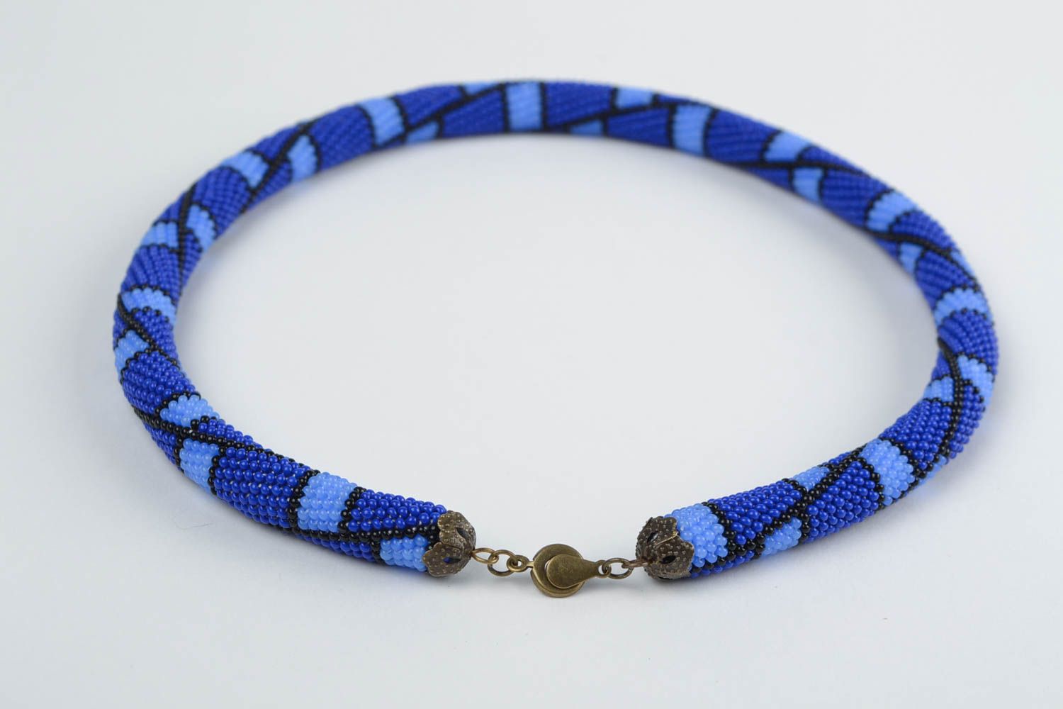 Joli collier en perles de rocaille bleu fait main accessoire tressé au crochet photo 5