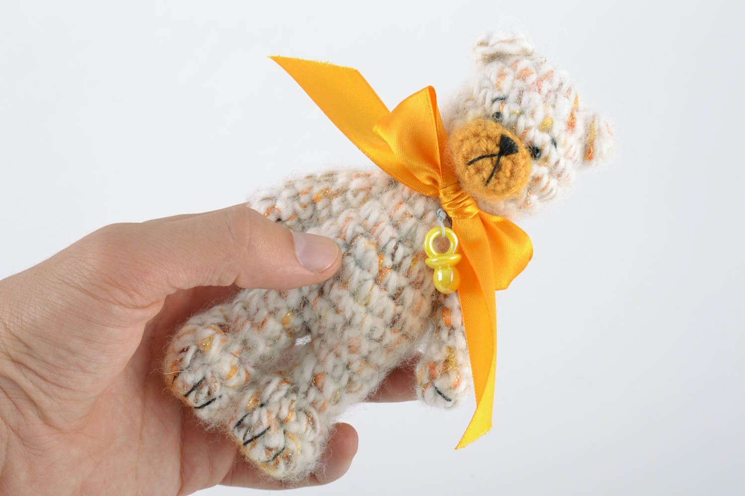 Petit jouet mou Ourson blanc tricoté en laine avec noeud jaune fait main photo 2