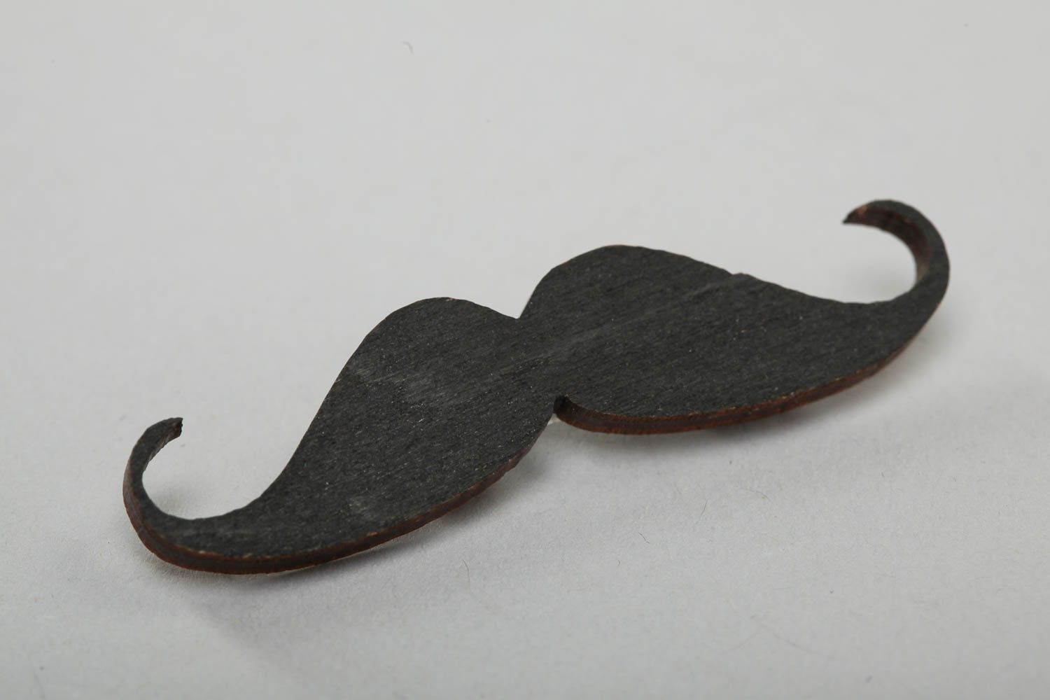 Broche noire en contreplaqué peinte d'acrylique en forme de moustache faite main photo 2