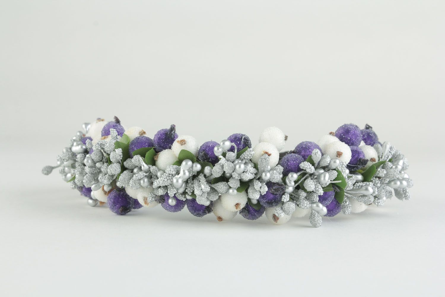 Serre-tête à fleurs et baies fait main blanc violet accessoire pour femme photo 3