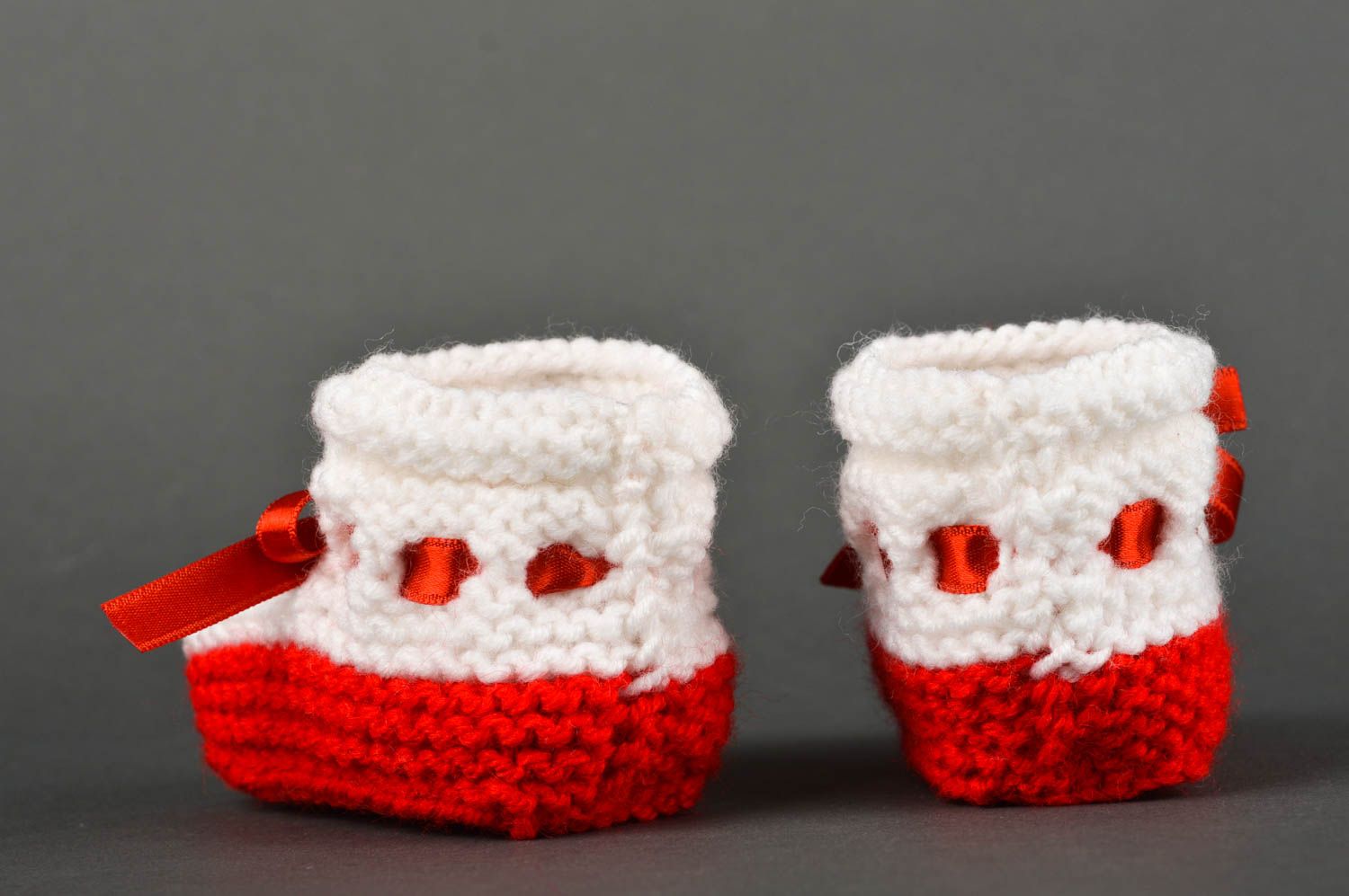 Chaussons bébé fille faits main Chaussures bébé blanc-rouge tricotés Cadeau bébé photo 5
