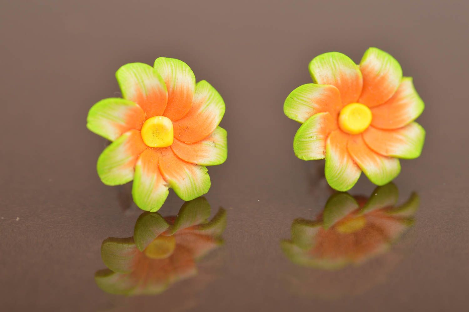 Зеленые с оранжевым серьги из полимерной глины ручной работы цветочные яркие фото 4