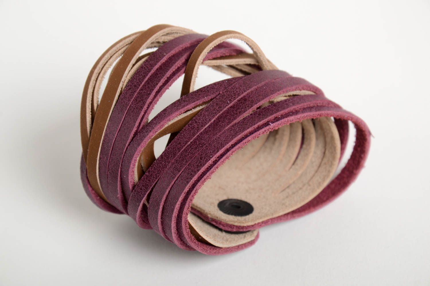Широкий кожаный браслет ручной работы браслет на руку украшение из кожи лиловое фото 3