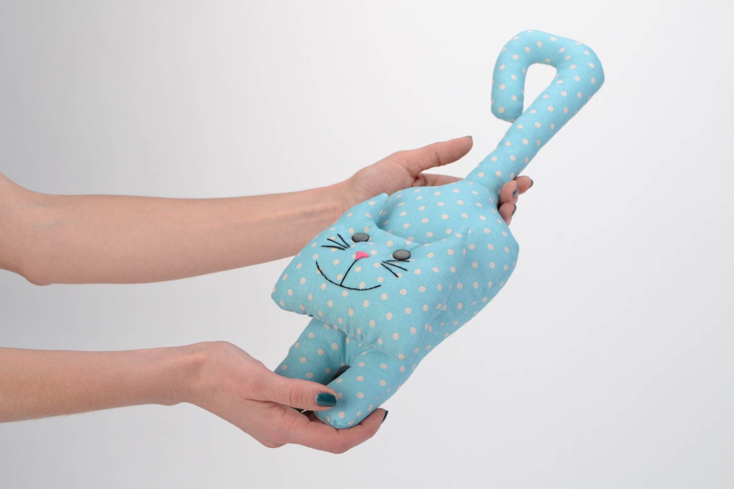Тряпичная игрушка в виде кота голубая в горошек подвесная большая ручной работы фото 2