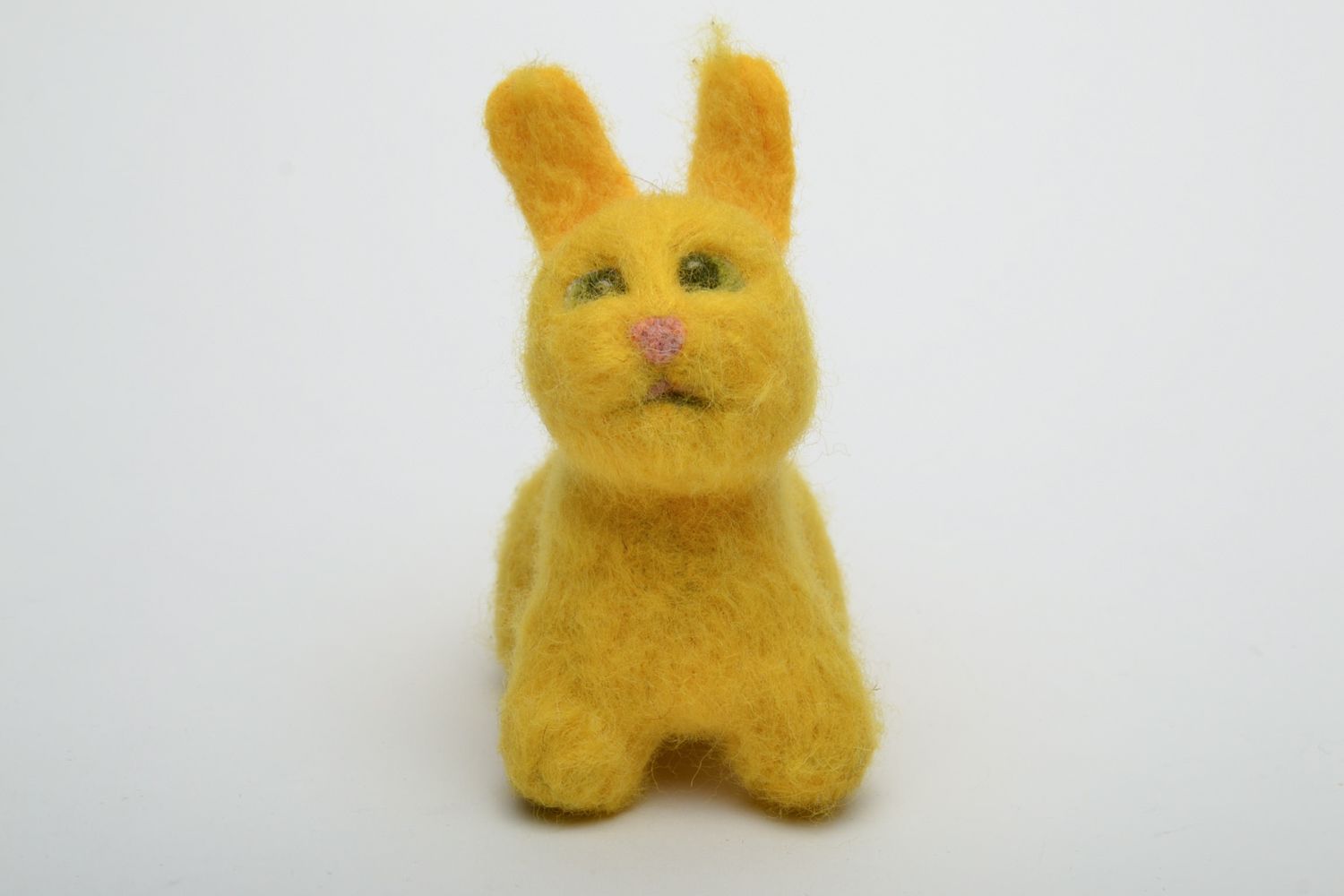 Валяная игрушка желтый заяц фигурка для декора дома фото 2