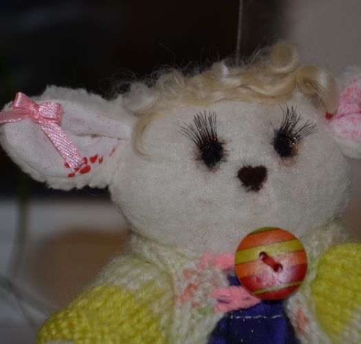 Jouet décoratif en tissu fait main original en forme de mouton en costume photo 2