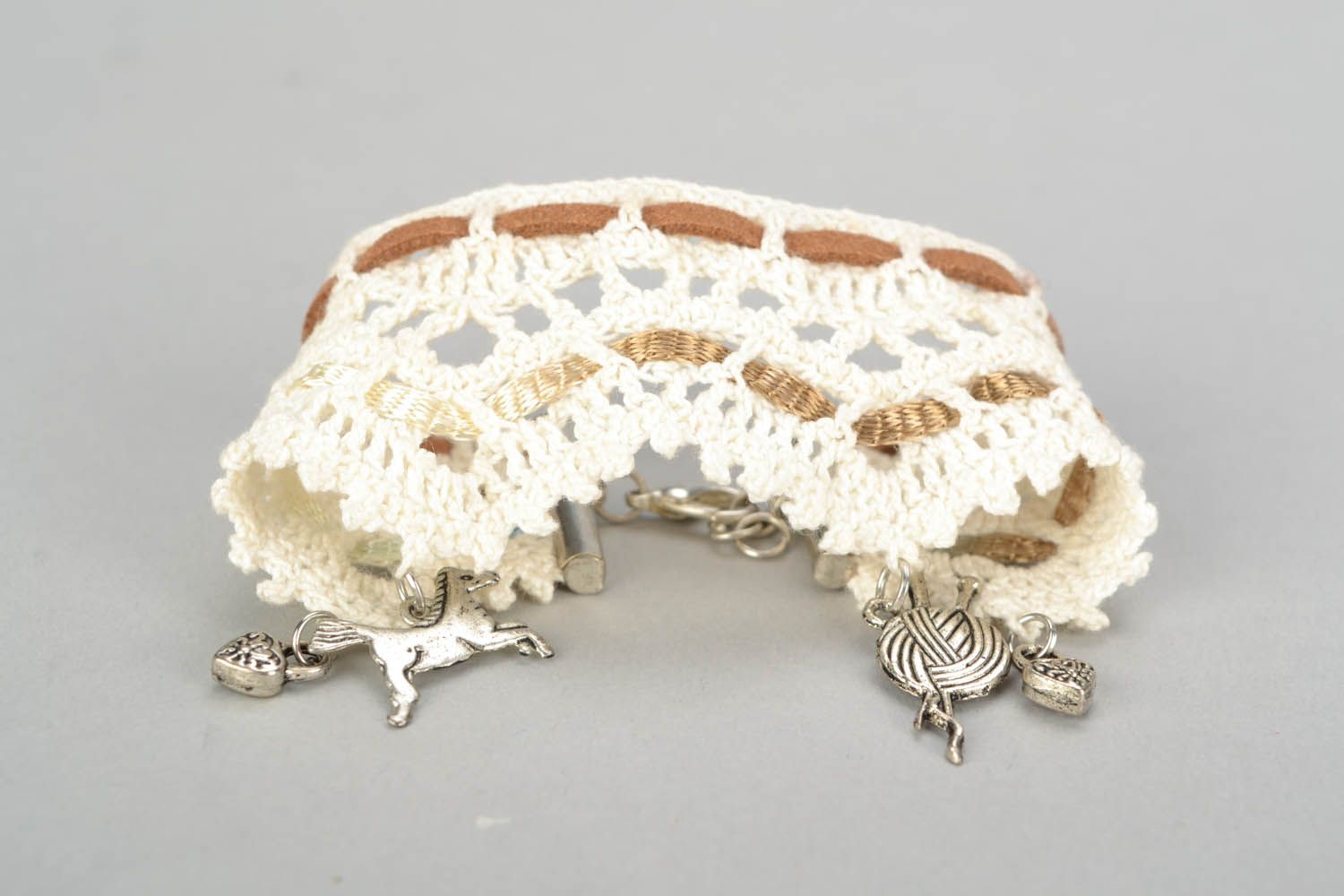Pulseira em croché com pingentes bracelete feminino artesanal  foto 6