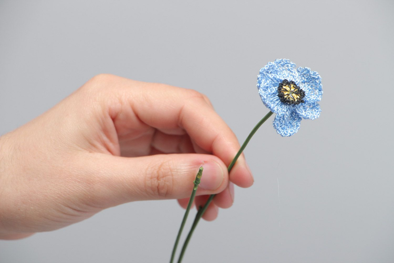 Handgemachte gehäkelte dekoriative Blume aus Kunstseide in Blau Anemone Blume foto 5