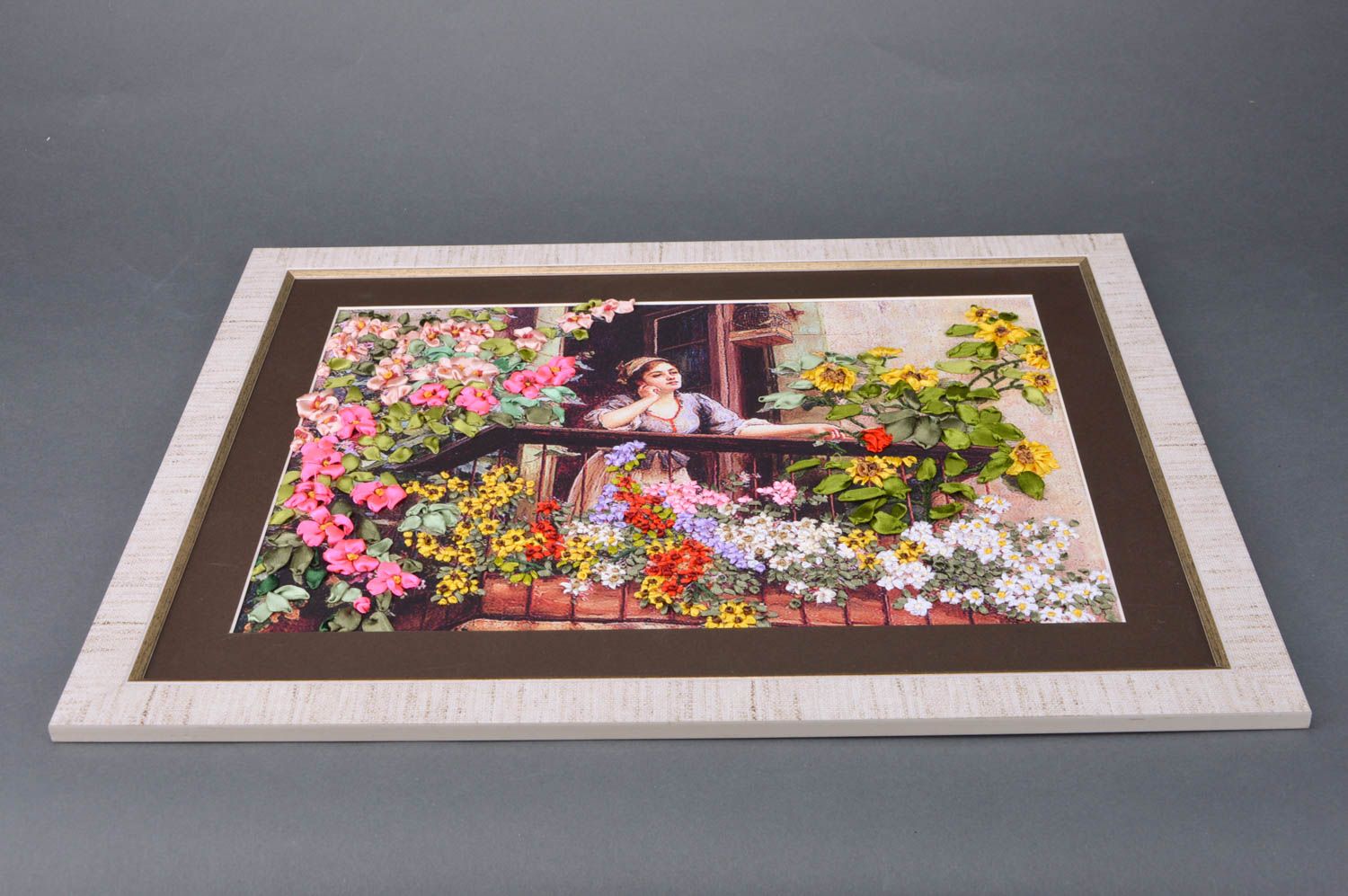 Cuadro bordado con cintas de raso artesanal en lienzo con flores en marco foto 2