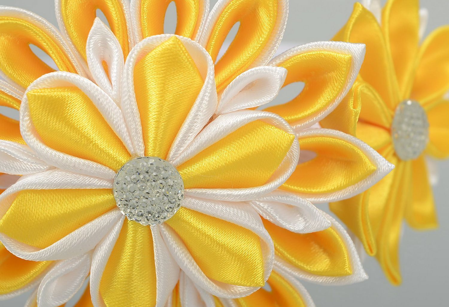 Декоративный обруч с цветами из атласа фото 3