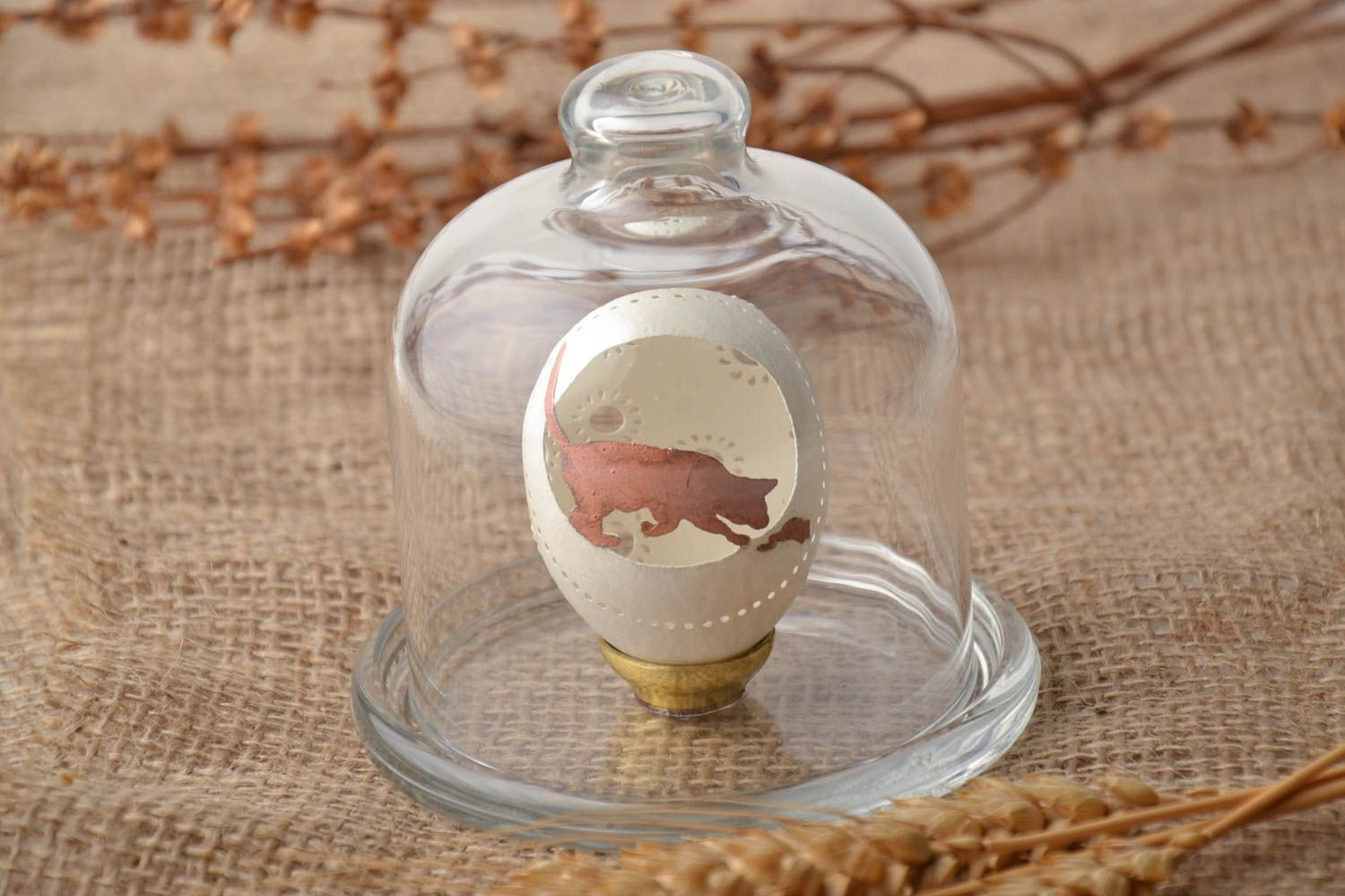 Декоративное яйцо резное куриное белое Кошка и мышка фото 1