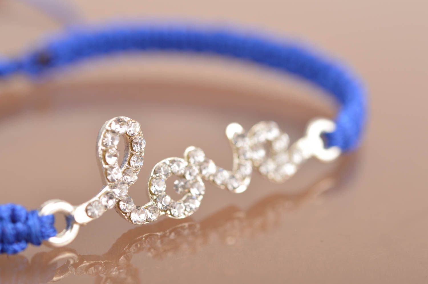 Bracelet tressé en fils de soie fin bleu fait main avec mot love en métal photo 4