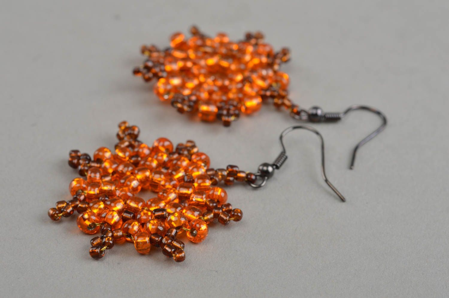 Boucles d'oreilles en perles de rocaille couleur ambre pendantes faites main photo 3