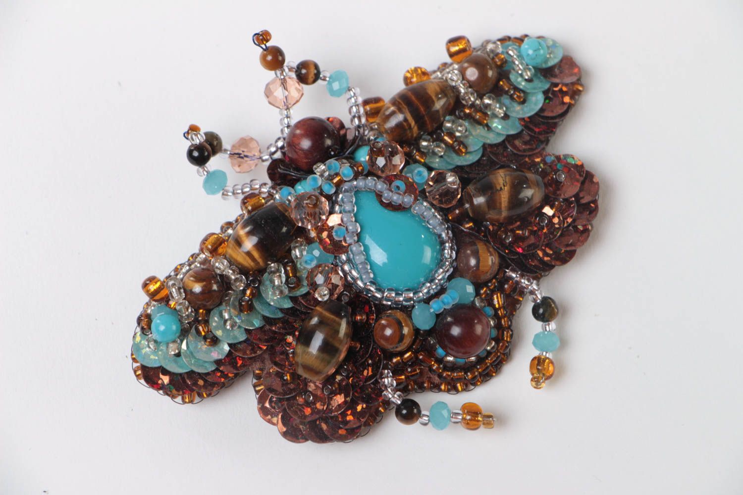 Объемная брошь с вышивкой бисером и камнями ручной работы в виде жука голубая фото 2