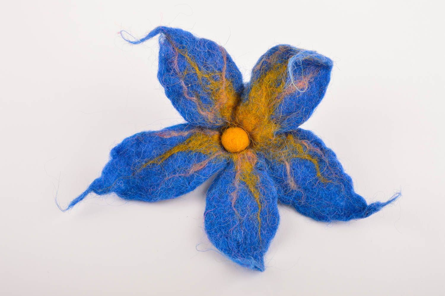 Брошь ручной работы украшение из шерсти валяная брошь в виде синего цветка фото 2