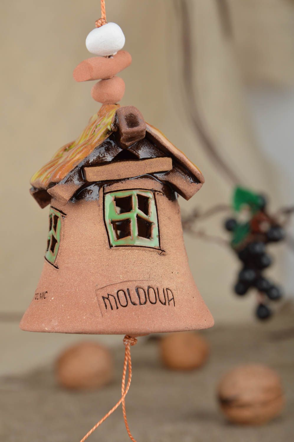Cloche décorative à suspendre en argile faite main forme de maison originale photo 1