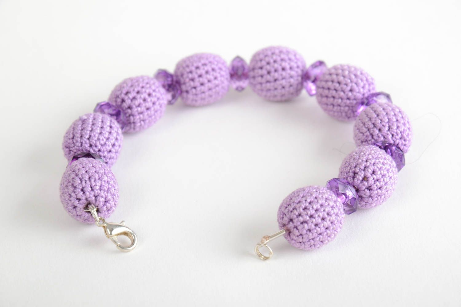 Bracelet mauve en perles recouvertes de fils en coton fait main au crochet photo 3