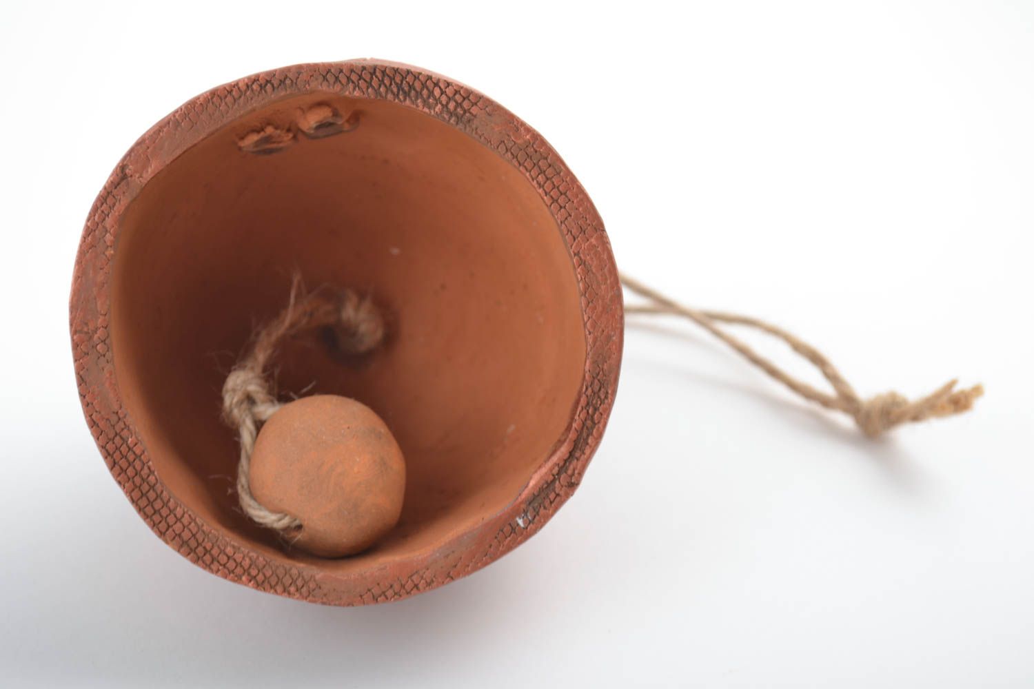 Расписной глиняный колокольчик в виде домика ручной работы на шнурке красивый фото 4