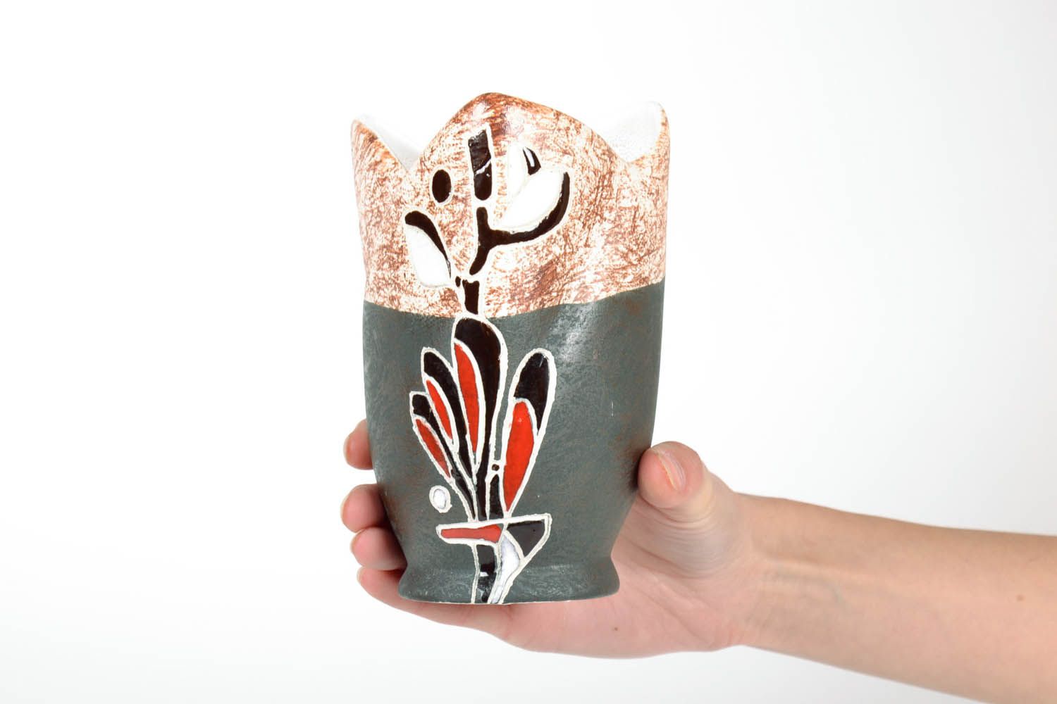 Vaso de cerâmica com forma incomun foto 2