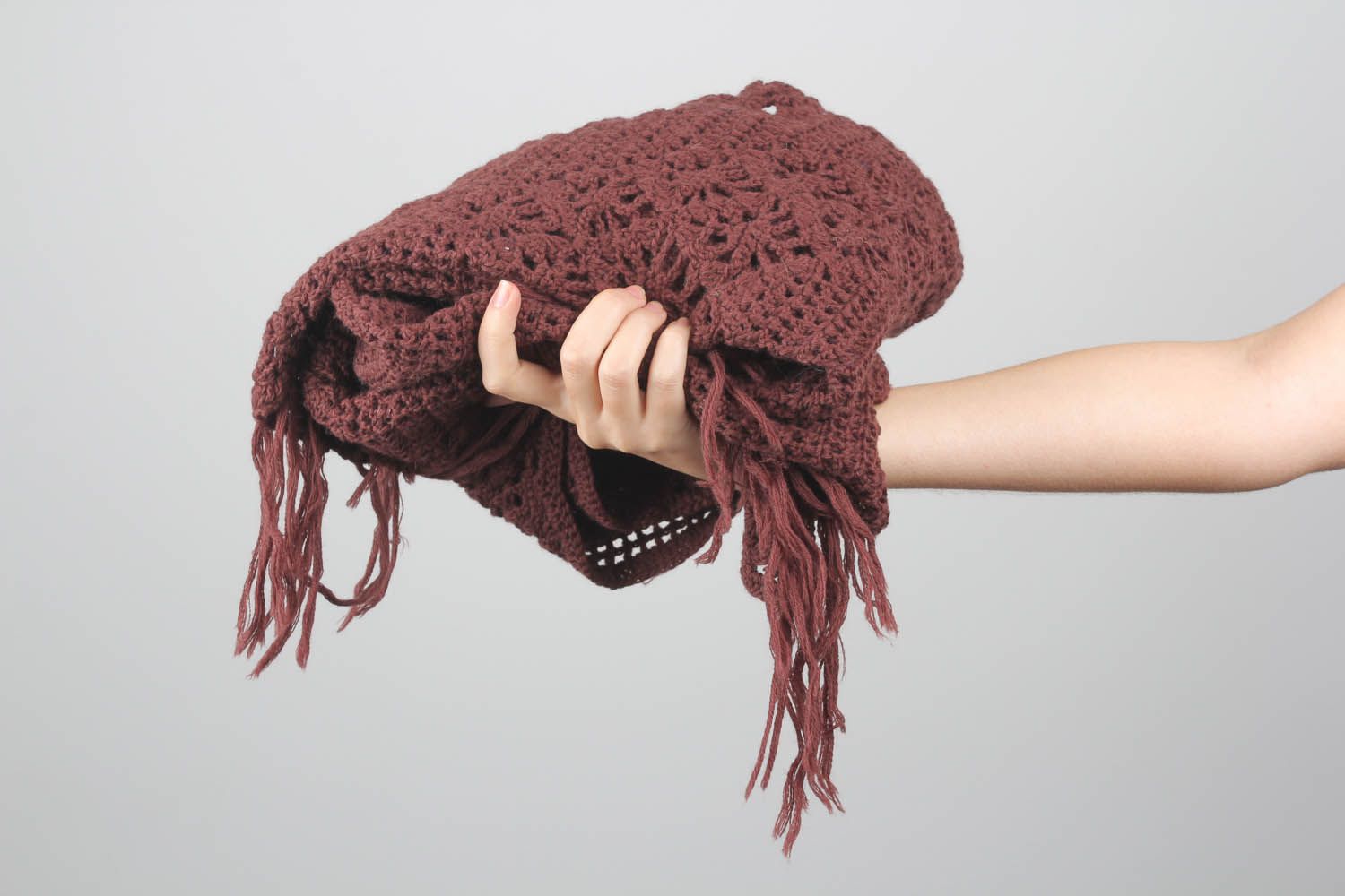 Xale marrom de crochê tricotado com fios acrílicos foto 2