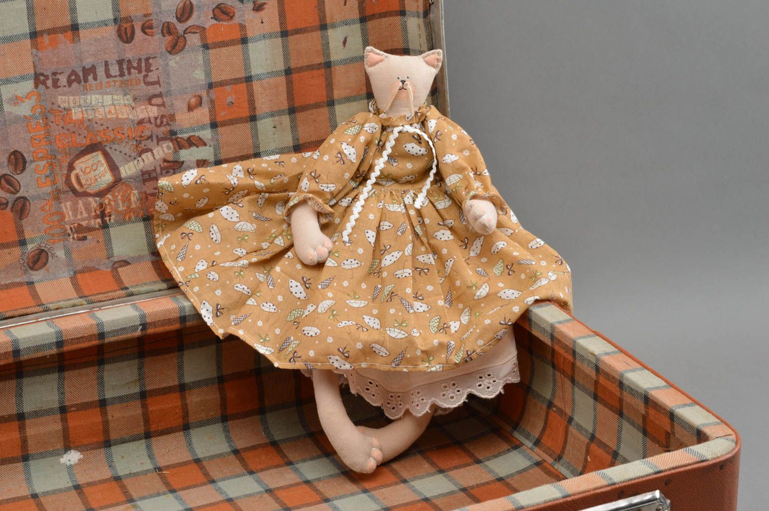 Peluche chat beige en robe marron à motif originale faite main belle en tissu photo 1
