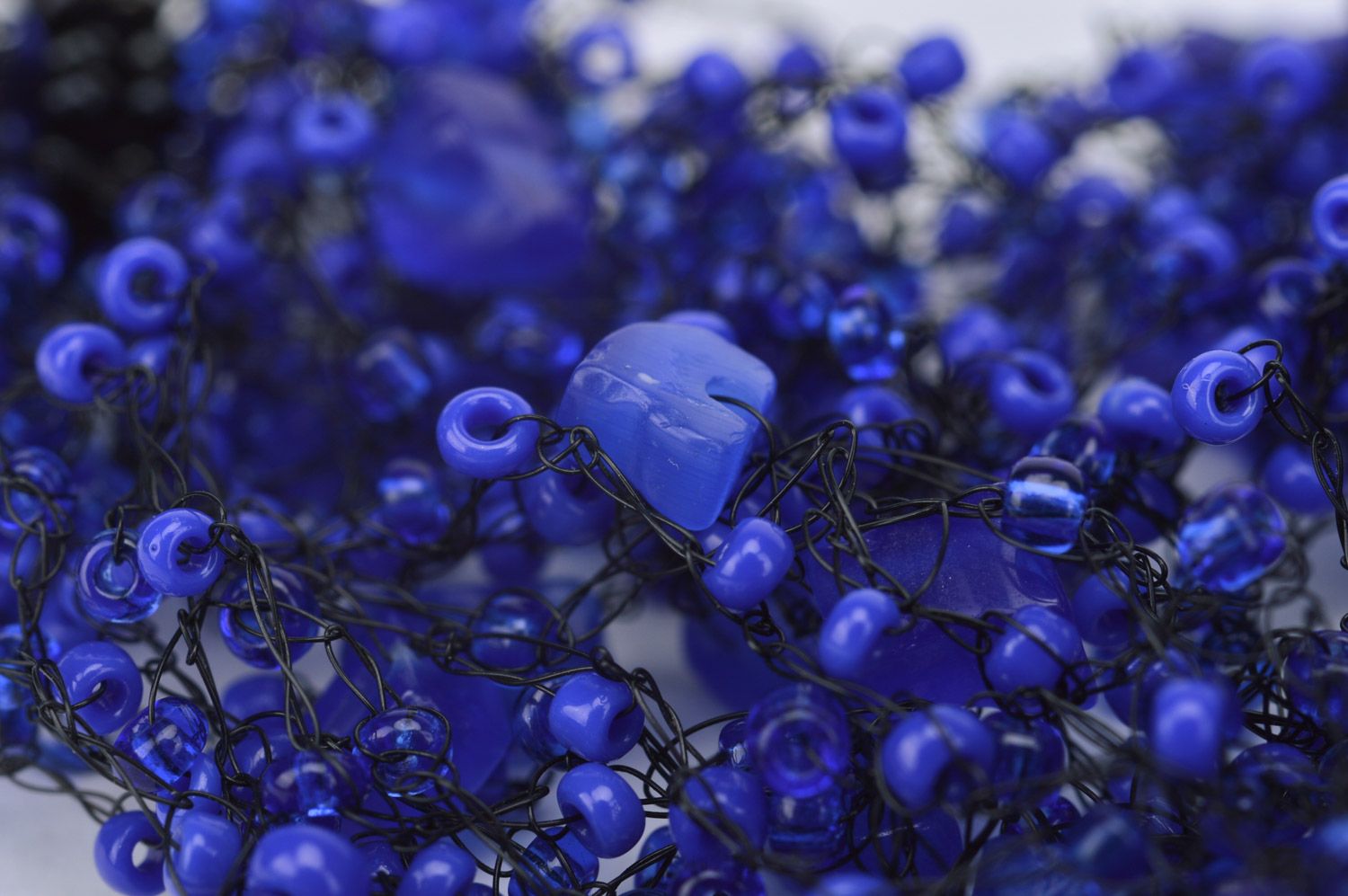 Ожерелье из бисера ручной работы темное синее плетеное с бусинами женское фото 5