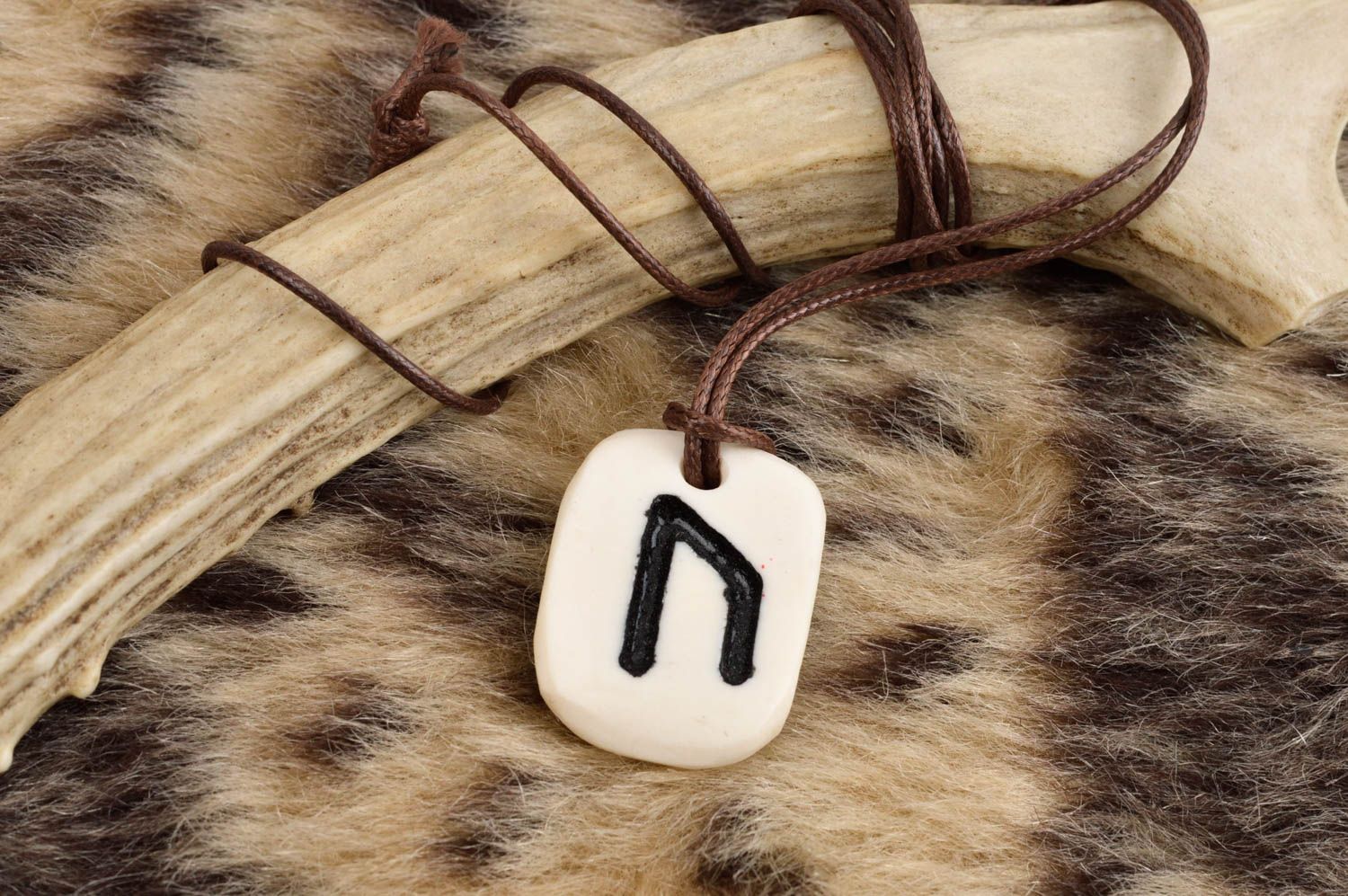 Runen Anhänger handgefertigt Schutz Amulett Designer Accessoire aus Knochen foto 1