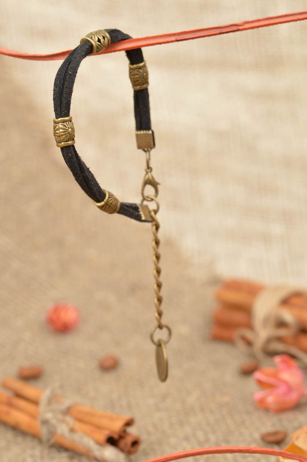 Bracelet en cordons de daim fait main noir avec métal de couleur de bronze photo 1