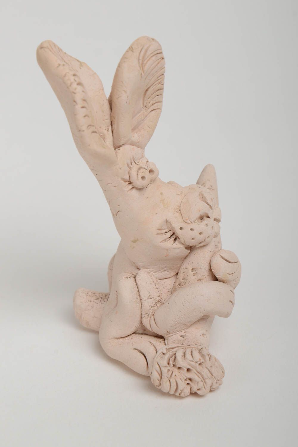 Глиняная статуэтка белая в виде зайчика с морковкой ручной работы для декора фото 4